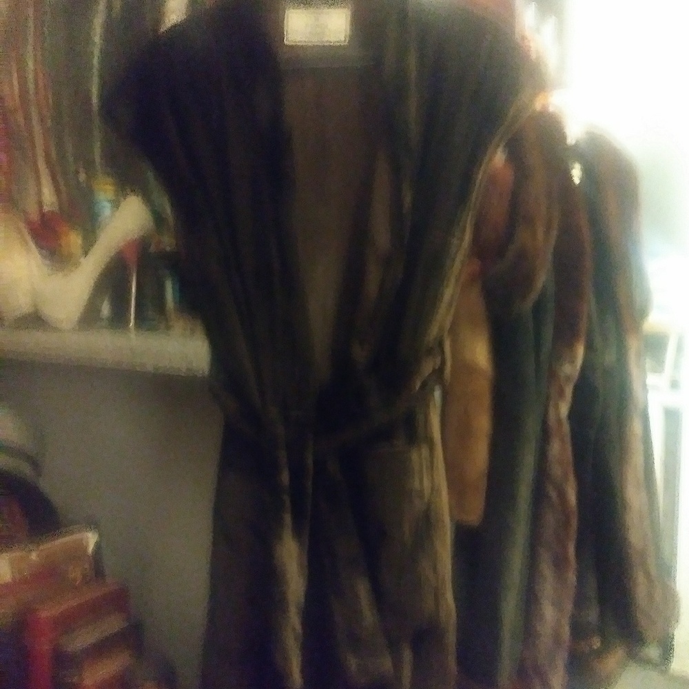 Fendi full length heirloom sleeveless mink coat. - Picture 3 of 7